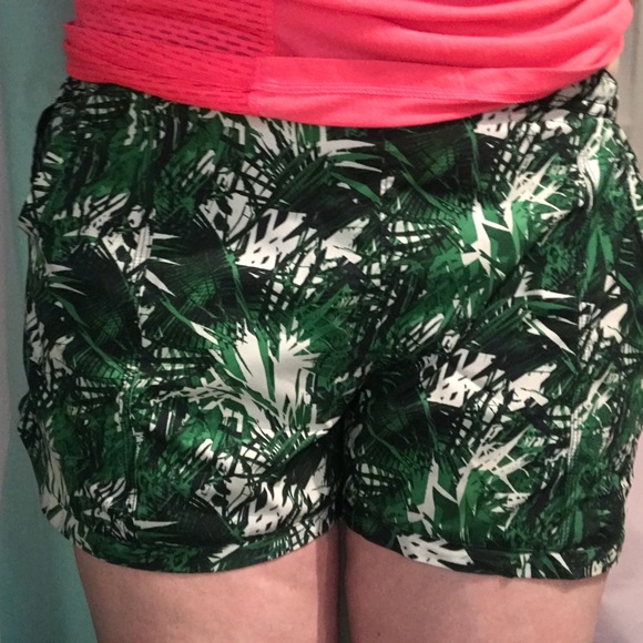Athleta Pants - Athleta XL Palms Botanical Racer Run Short 4.5"